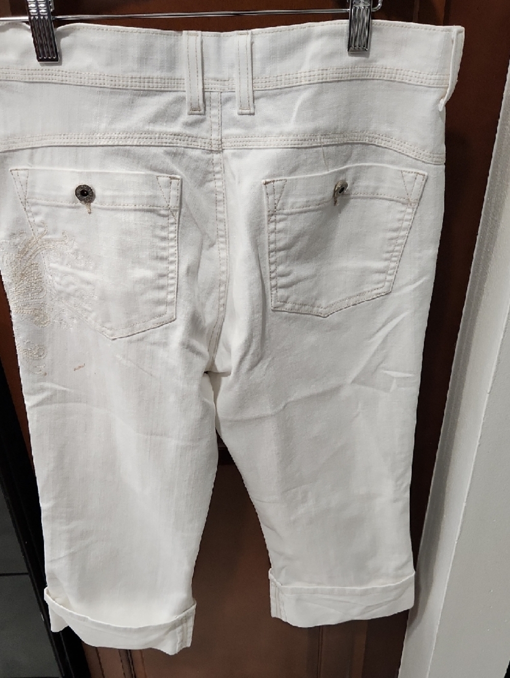 Gloria Vanderbilt White Embroidered Capri Jeans - Picture 8 of 11